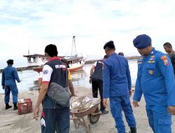 World Ocean Day, Satpolairud Bersama Masyarakat Bersihkan Pantai Situbondo