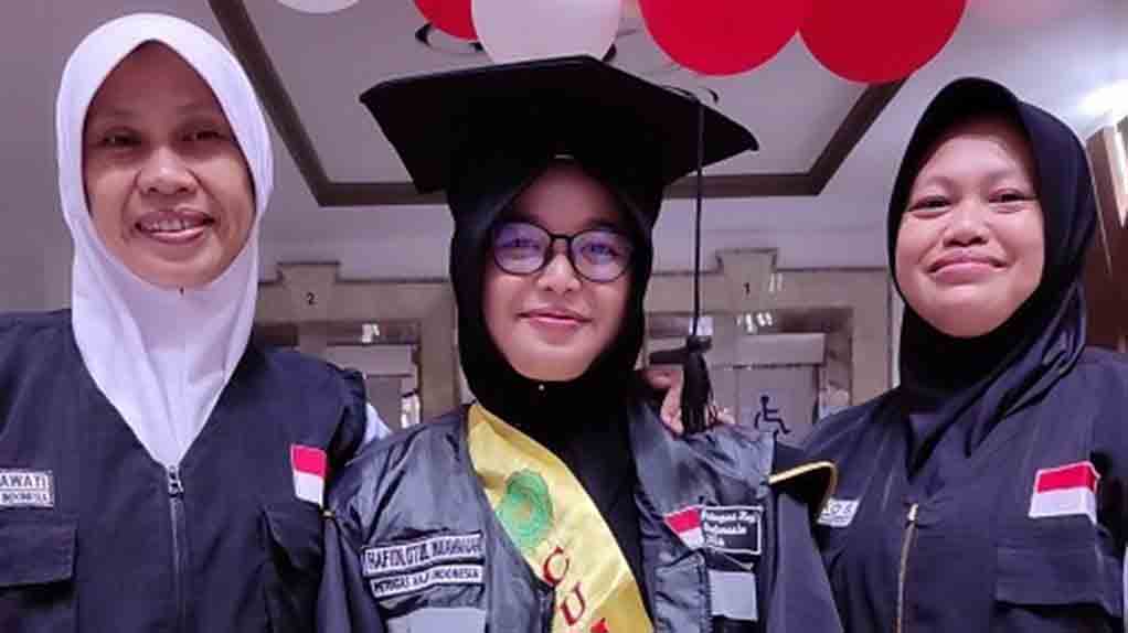 Dr. Hafidlotul Muawanah, Wisuda Di Sela Jadi Petugas Haji