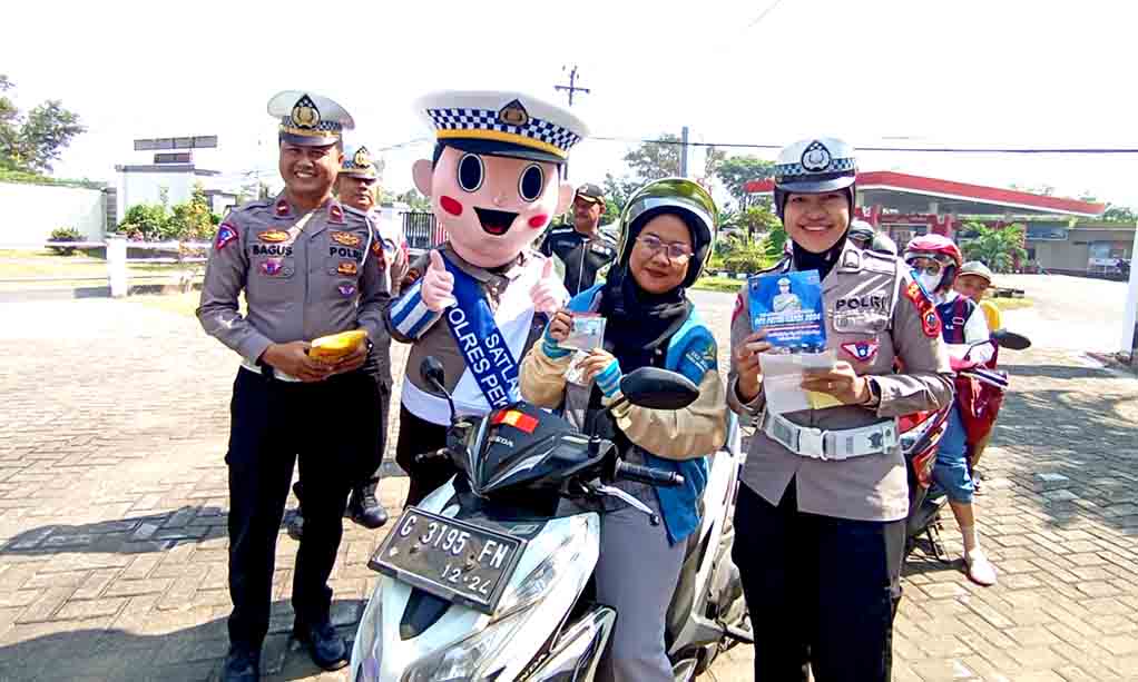 Berikan Reward, Satlantas Polres Pekalongan Sosialisasi Tertib Berlalu Lintas