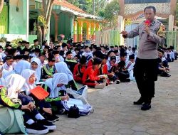 Bhabinkamtibmas Polsek Kedungwuni Berikan Materi Pencegahan Bullying dan Bahaya Narkoba saat MPLS Siswa/Siswi SMP NU Pajomblangan