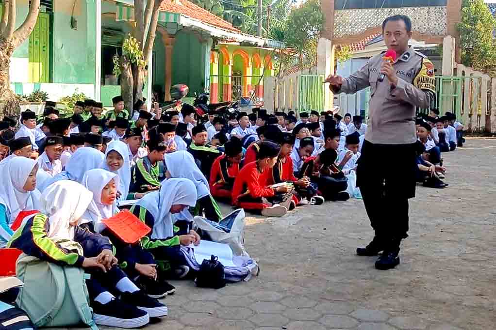 Bhabinkamtibmas Polsek Kedungwuni Berikan Materi Pencegahan Bullying Dan Bahaya Narkoba