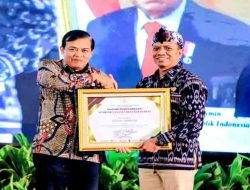 Bupati Lamongan Yuhronur Efendi Dianugerahi Penghargaan Anubhawa Sasana Desa/Kelurahan Sadar Hukum