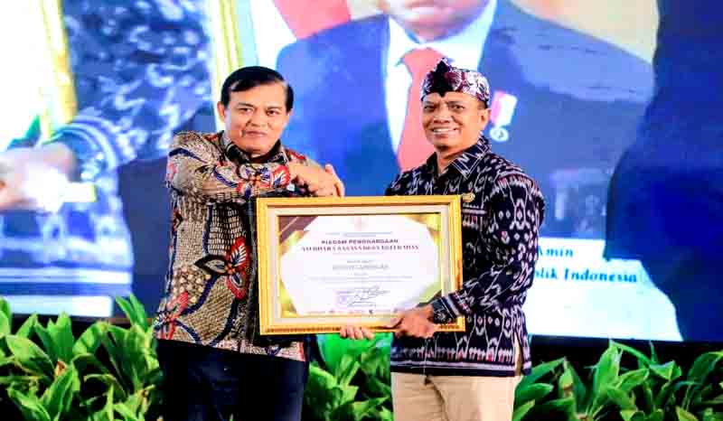Bupati Lamongan Dapat Penghargaan Pembina Desa Sadar Hukum