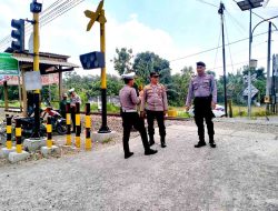 Cegah Laka, Polisi Edukasi Relawan Perlintasan KA Tanpa Palang Pintu di Tulungagung