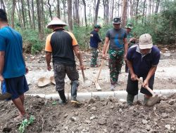 Dengan Semangat, Warga Masyarakat Bantu Satgas TMMD Ratakan Tanah