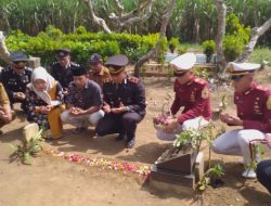 Polres Malang Ziarah ke Makam Korban Peristiwa Kanjuruhan di Hari Bhayangkara ke – 78