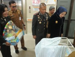 Kapolres Mojokerto Beri Kado untuk 3 Bayi Lahir di Hari Bhayangkara ke – 78