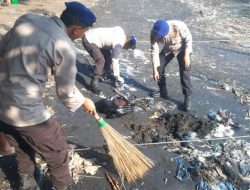 Hari Kelautan Nasional, Polres Probolinggo Bersama Masyarakat Bersihkan Pantai