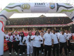 Meriahkan Hari Bhayangkara ke-78, Kapolres Kediri Kota Bersama Forkopimda Lepas Peserta Jalan Santai Bersama