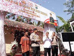 Rangkaian Hari Bhayangkara ke-78, Kapolres Kediri Resmikan Bedah Rumah Mbah Midjan