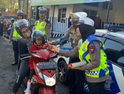 Pengguna Jalan Tertib Berlalu Lintas, Polres Kediri Kota Bagikan Coklat