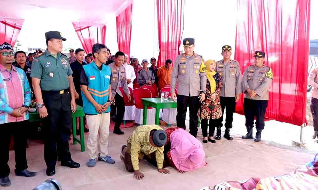 Kapolres Lamongan Serahkan Hasil Bedah Rumah Kepada Pemiliknya Di Desa Nguwok