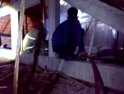 Kebakaran Melalap Atap SMP Negeri 1 Ngimbang Lamongan