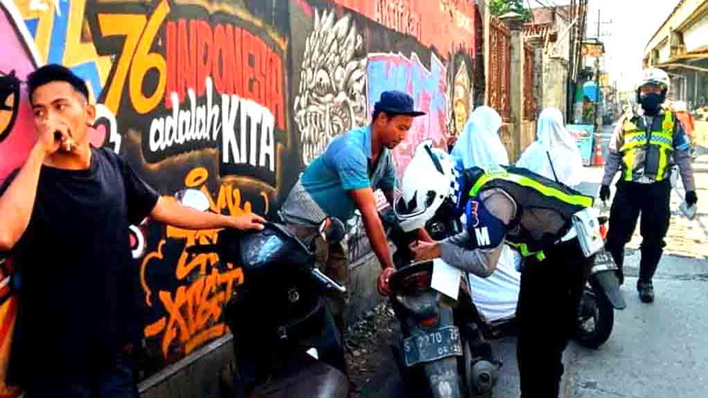 Lawan Arus Lalu Lintas, Polisi Jaring 82 Pelanggar Di Fly Over Peterongan Jombang