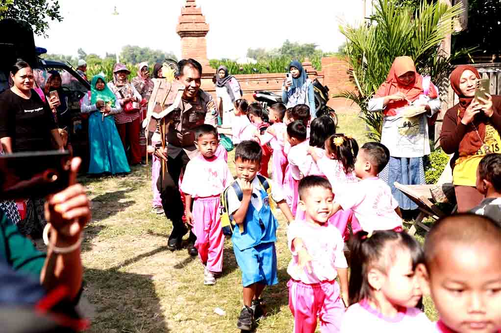 Meriah! Kapolsek Plemahan Rayakan Hari Anak Nasional Dengan Pementasan Wayang Edukasi Dan Lomba Mewarnai