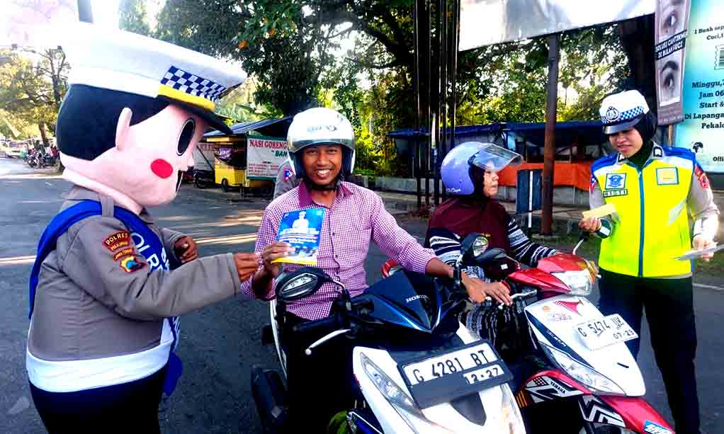 Operasi Patuh Candi 2024, Sat Lantas Polres Pekalongan Bagikan Brosur 2