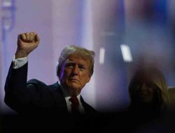 Capres dari Partai Republik Donald Trump mengepalkan tangannya seusai berpidato di hari terakhir Konvensi Nasional Partai Republik di Milwaukee, Wisconsin, pada 18 Juli 2024. (Foto: Reuters/Callaghan O’hare)