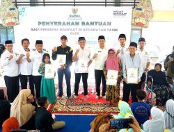 Plt Bupati Subandi Bareng Baznas Serahkan Bantuan ke Warga