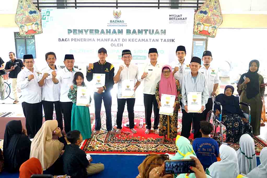 Plt Bupati Subandi Bareng Baznas Serahkan Bantuan Ke Warga