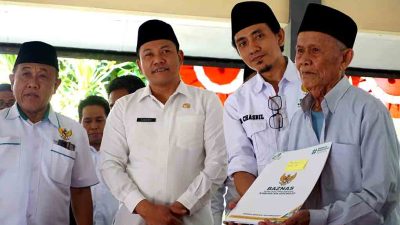 Plt Bupati Subandi Bareng Baznas Serahkan Bantuan Ke Warga 3