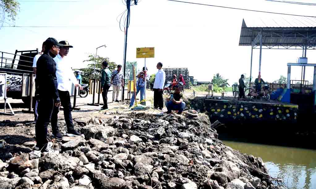 Plt Bupati Subandi Pantau Langsung Pembangunan Jembatan Kedungpeluk