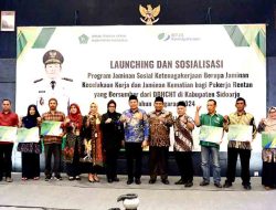 Plt. Bupati Sidoarjo Serahkan Kartu Kepesertaan BPJS Ketenagakerjaan kepada 13.249 Pekerja Rentan Sidoarjo