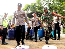 Polres Mojokerto Salurkan 32 Liter Air Bersih Untuk Warga di Kaki Gunung Penanggungan
