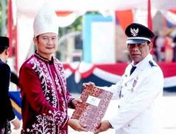 Bupati Lamongan Yuhronur Efendi Sematkan Lencana dan Piagam Penghargaan Desa Mandiri kepada 69 Desa