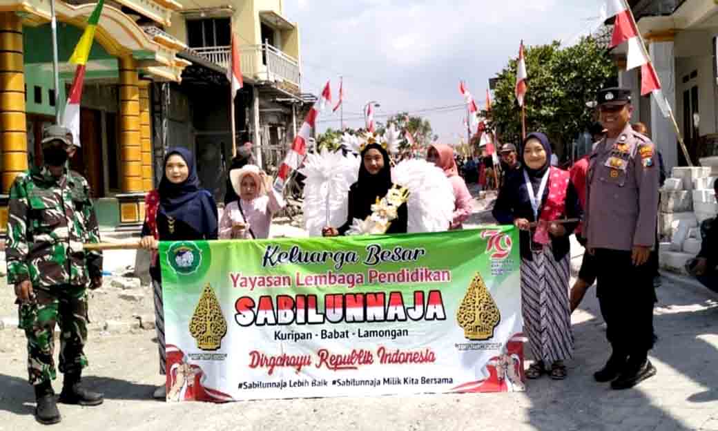 Anggota Polsek Babat Kawal Serta Amankan Pawai Karnaval Hut Ri Ke 79