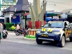 Anggota Polsek Laren Melaksanakan Pengaturan Arus Lalulintas di Simpang Empat Pasar Laren