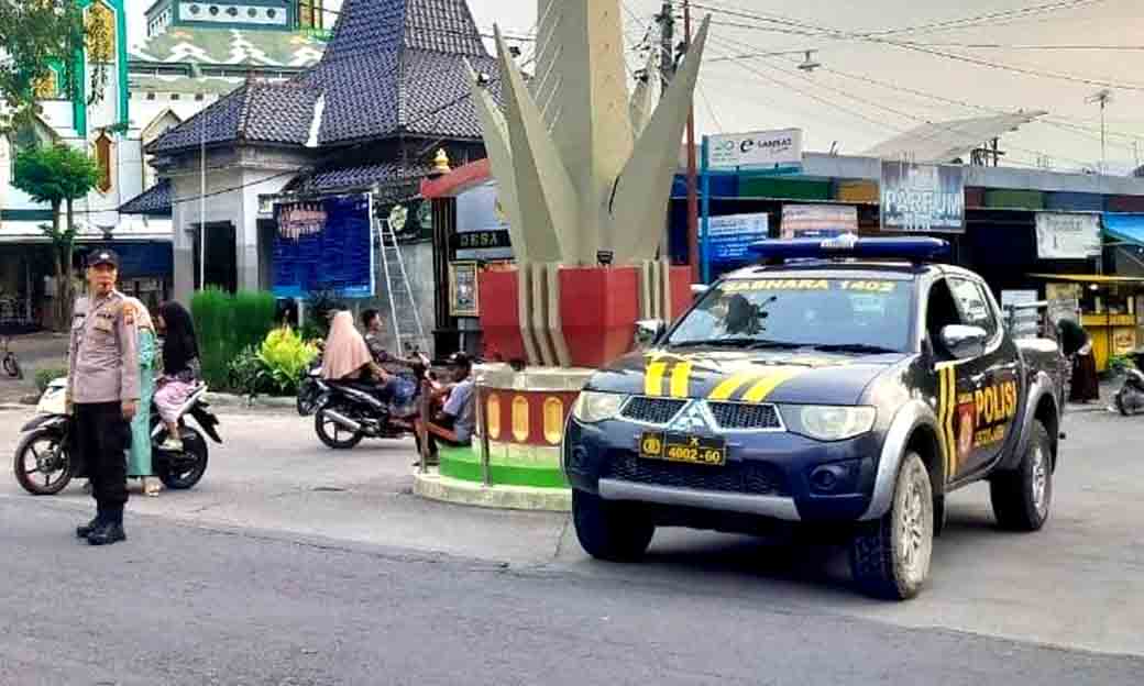 Anggota Polsek Laren Melaksanakan Pengaturan Arus Lalulintas Di Simpang Empat