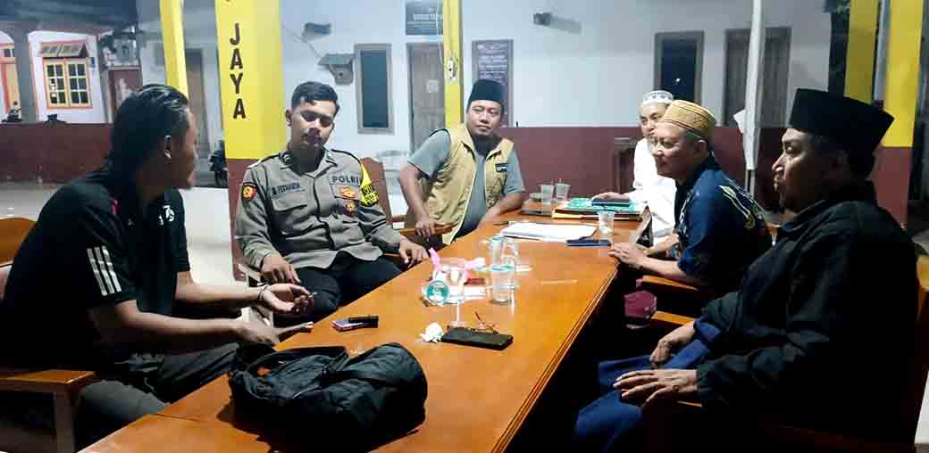 Bripka Dimas Sambangi Balai Desa Manyar Untuk Berdialogis Dengan Perangkat Desa