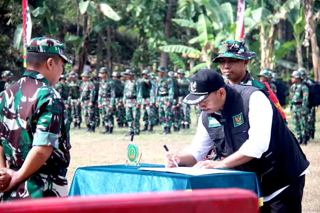 Dandim Ngawi Resmi Serahkan Hasil Tmmd Ke 121 Kepada Bupati Ngawi