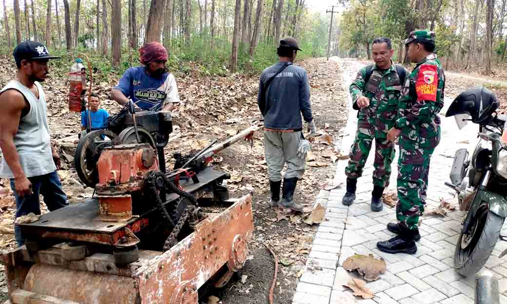 Dansatgas Tmmd 121 Kodim Ngawi Tinjau Pemavingan Jalan Dan Sambangi Anggota Satgas