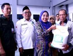 Dibantu Hj. Sriatun, Plt. Bupati Sidoarjo Salurkan Bantuan Pangan Beras