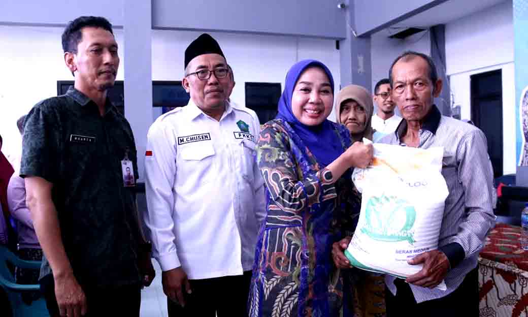 Dibantu Hj. Sriatun, Plt. Bupati Sidoarjo Salurkan Bantuan Pangan Beras