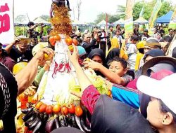 Festival Budaya Manunggaling Sri Sedana, Warga Berebut Gunungan Sedekah Bumi