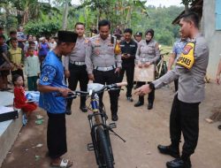 Kapolres Jember Beri Sepeda kepada Pelajar Yatim Piatu yang Jalan Kaki 5 Km Tiap Pergi dan Pulang Sekolah