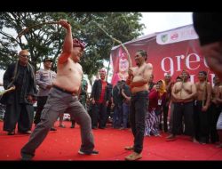 Tarian Kolosal dan kesenian Tiban cambuk berdarah Desa Purwokerto Meriahkan Peringatan Grebeg suro dan HUT RI ke 79