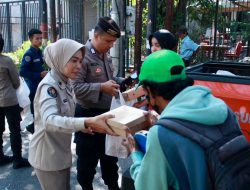 Jumat Berkah, Bidhumas Polda Jatim Berbagi Ratusan Nasi Kotak Gratis