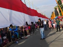 Menyambut HUT RI ke – 79 Desa Dawung Ringinrejo membentangkan Bendera Merah Putih 1000 meter dan 1000 Penari jaranan kolosal