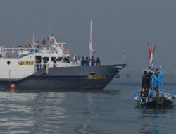 Ditpolairud Polda Jatim Bersama Nelayan Kibarkan Bendera Merah Putih di Selat Madura