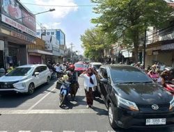 Polisi Kota Kediri Ajak Pengguna Jalan Hormat Saat Detik-detik Proklamasi