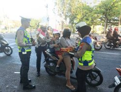 Polwan Polres Kediri Kota Gelar Pos Pagi dan Bagi Bagi Coklat Pada Penggendara Dalam Rangka HUT Ke – 76 Polisi Wanita