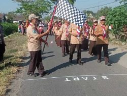 Sinergitas TNI-Polri Amankan Parade Bendera Siswa-Siswi MI di Plosoklaten Sambut HUT RI ke-79