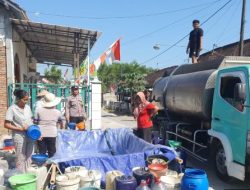 Polres Bojonegoro Kembali Salurkan Bantuan Air Bersih untuk Warga Desa Pejok