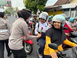 Sambut Hari Jadi ke – 76 Polwan Polres Lumajang Gelar Aksi Simpatik Sosialisasikan Kamseltibcarlantas