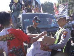 Humanis Polisi Berbagi Air Mineral Untuk Peserta Unras di Situbondo