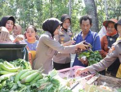 Rayakan Hari Jadi Polwan ke-76 Bersama Masyarakat, Polres Kediri Bagikan Sayur-Mayur Gratis
