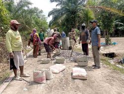 Kades Aspari Tinjau Langsung Pembangunan Rabat Beton